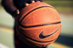 LOL决赛-天路尽头的玉璧金钩，当季后赛抢七战画上洛杉矶的句点