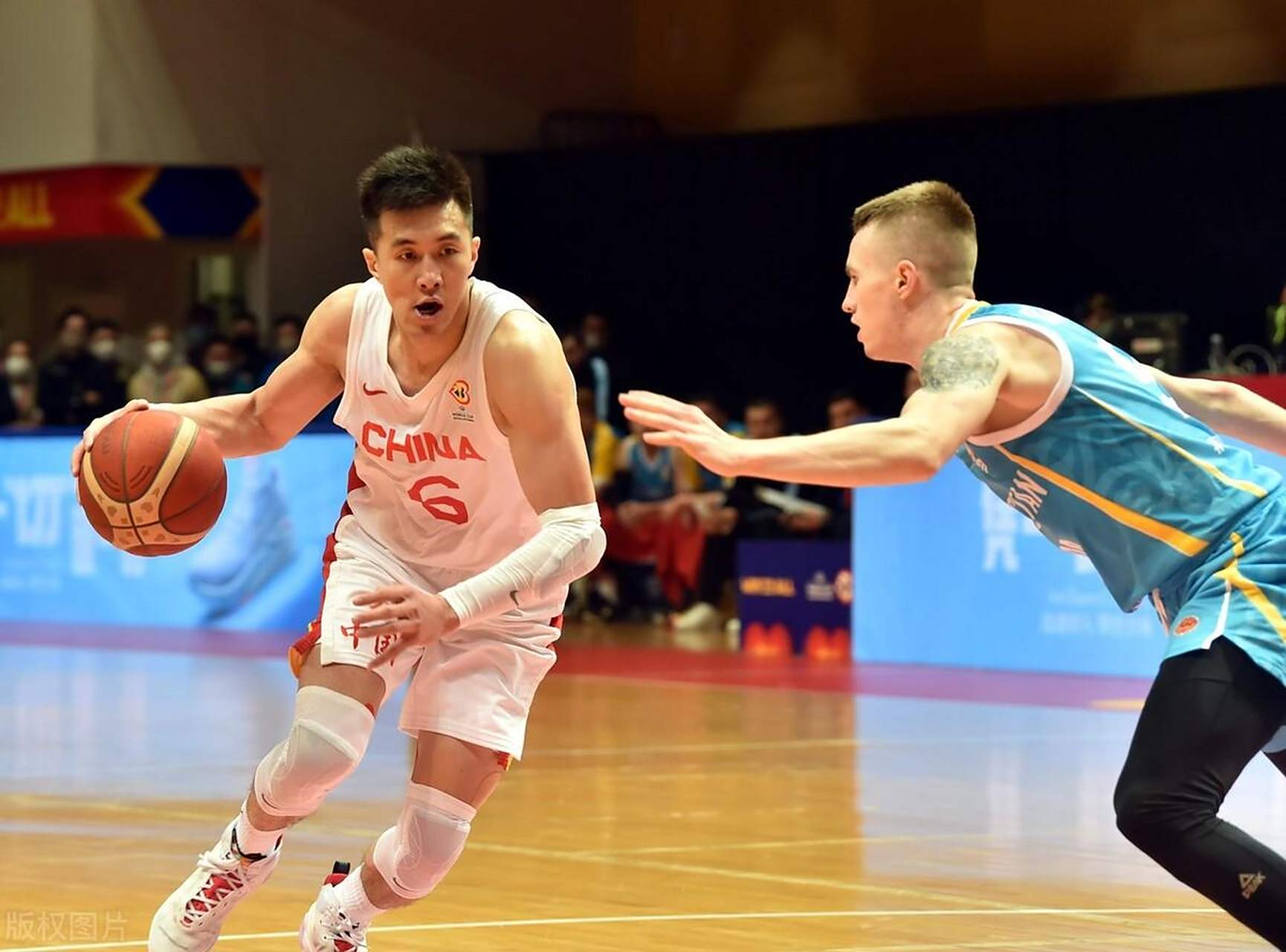 哈萨克斯坦代表队在篮球赛中战胜日本队，晋级