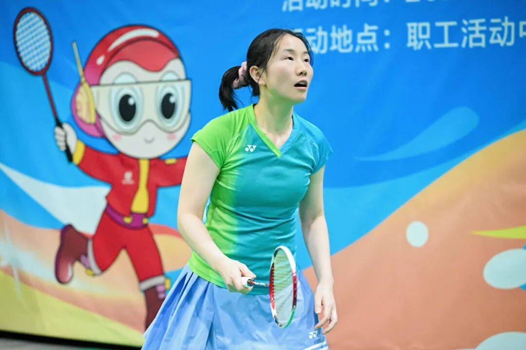 青年运动员展现实力，赢得观众喝彩