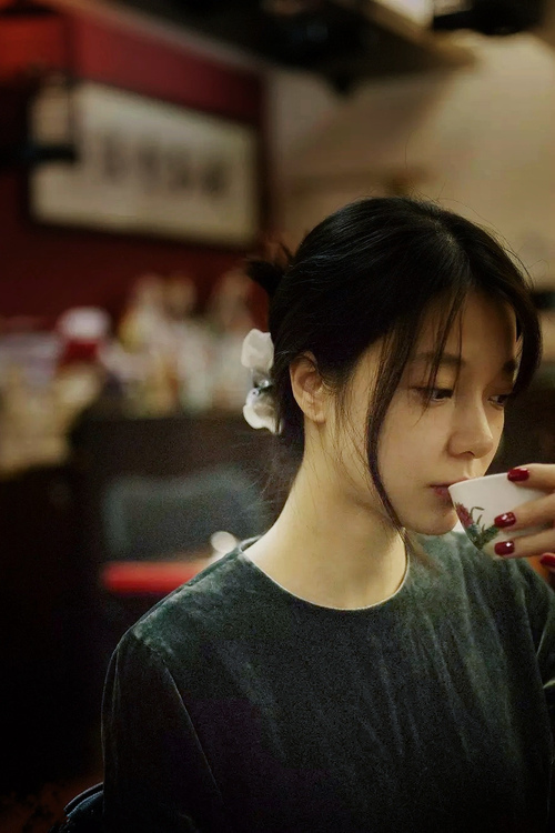 巨星的双面镜像，恩比德的绝对统治与独行侠的逆境淬炼